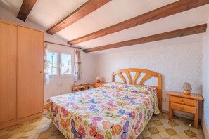 2 bedrooms, iron/ironing board, free WiFi, bed sheets