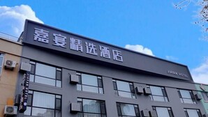 Un edifici d'hotel amb un rètol que diu "Jiyan Hotel".