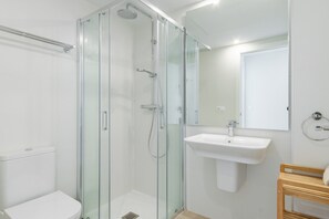 Shower, towels - Apartment 'Brisas del Mar' with Shared Pool & Wi-Fi (Denia)