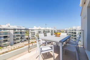 Outdoor dining - Apartment 'Brisas del Mar' with Shared Pool & Wi-Fi (Denia)