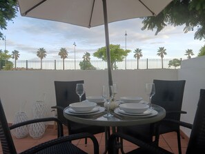 Outdoor dining - Holiday Apartment "Beautiful three bed on Condado" with Pool, Garden & Terrace (Condado de Alhama - Polaris World)