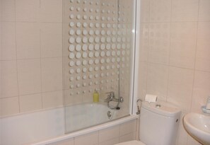 Tina, secadora de cabello, toallas 