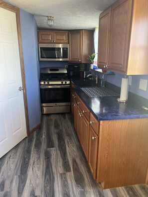 Frigorífico, microondas, horno y placa de cocina