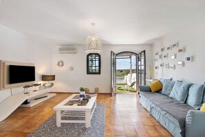 TV, stereo - Holiday Home 'Villa Altura Beach' with Terrace & Wi-Fi (Altura)