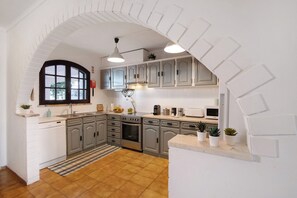 Fridge, microwave, oven, stovetop - Holiday Home 'Villa Altura Beach' with Terrace & Wi-Fi (Altura)
