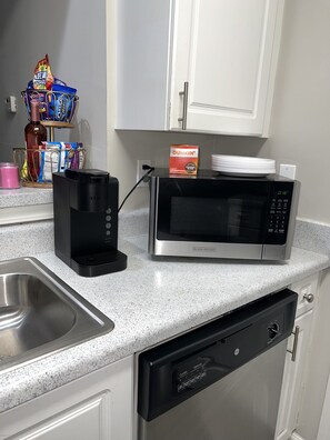 Frigorifero, microonde, forno, piano cottura