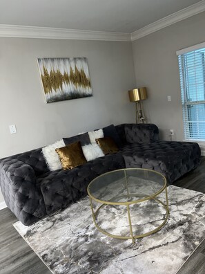 Smart TV - Luxury Lavish Apt. (Lithonia)