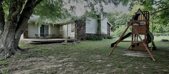 Urban Wilderness Home on Full Acre close to shopping and Hwy