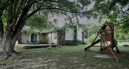Urban Wilderness Home on Full Acre close to shopping and Hwy