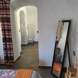 3 bedrooms, WiFi, bed sheets, wheelchair access - Chalet Cueva de Manuel with Mountain View, Garden & Whirlpool (Guadix)