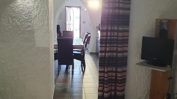 3 bedrooms, WiFi, bed sheets, wheelchair access