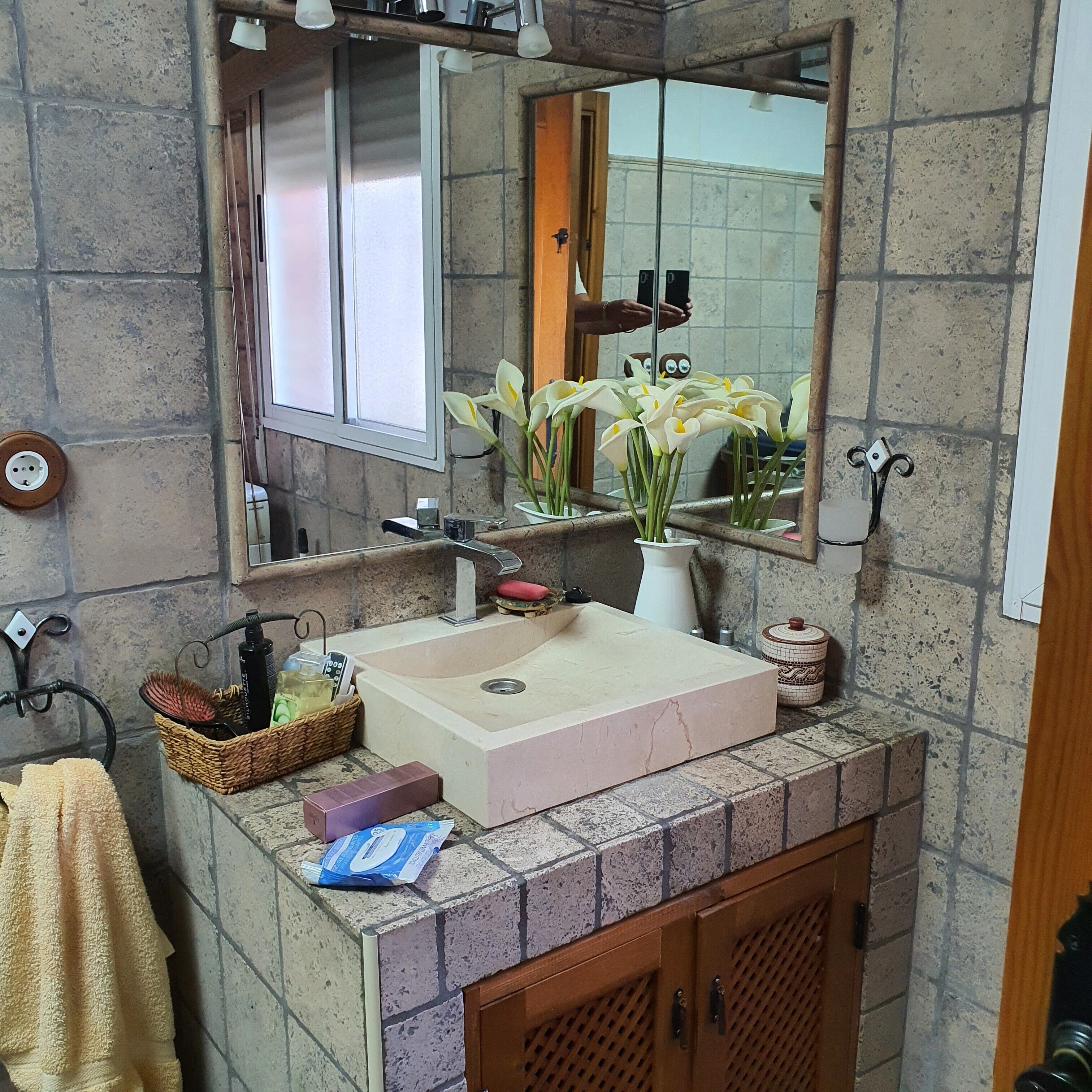 Badkar, hårtork och handdukar