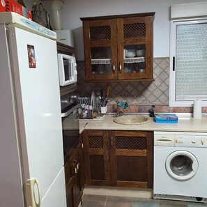 Frigorifero, microonde, forno, piano cottura