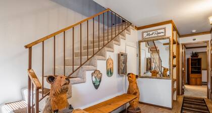 Mammoth Pines #7 Newly updated 2 Bedrm + Loft,3 Full Bathrms, Sleeps up to 8. Steps to Free Shuttle