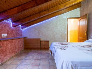 3 bedrooms, Internet, bed sheets - Rustic town house well located 10min beach (El Perelló)