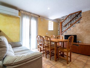 TV - Rustic town house well located 10min beach (El Perelló)