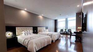A modern hotel room with two beds, a desk, and a TV. - Zhoushan Xinxiting Grand Hotel (Zhoushan)