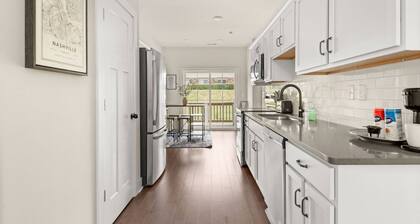 Nashville Getaway ~ Super Clean and Quiet ~ Garage Parking ~ Near Airport ~ Easy Access to Downtown