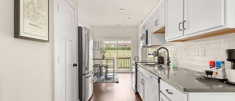 Réfrigérateur, micro-ondes, lave-vaisselle, cafetière/bouilloire