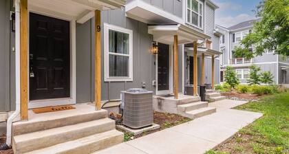 Nashville Getaway ~ Super Clean and Quiet ~ Garage Parking ~ Near Airport ~ Easy Access to Downtown
