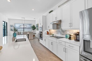 ثلاجة، ميكروويف، فرن، موقد طهي مسطح