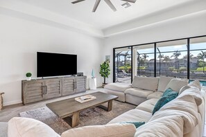 Televisión, reproductor de DVD, libros y biblioteca musical 