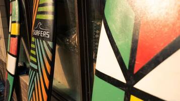 Een close-up van surfplanken, waarop de tekst 'SURFERS' staat.