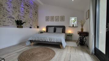 5 bedrooms, desk, iron/ironing board, travel cot