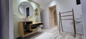 Badewanne, Haartrockner, HandtĂŒcher, Toilettenpapier