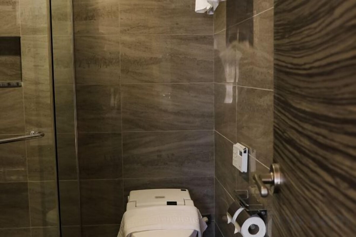 Baño | Ducha, zapatillas y toallas