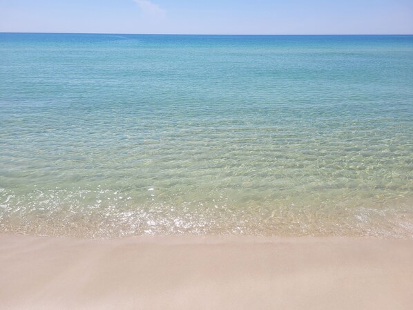 Playa en los alrededores, camastros y toallas de playa 