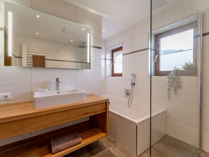 Bathtub - Group house overlooking the waterfalls (Krimml)