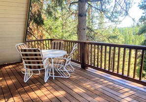 Outdoor dining - Private cabin in a small mountain town surrounded by pine trees. Snow getaway (Mi-Wuk Village)