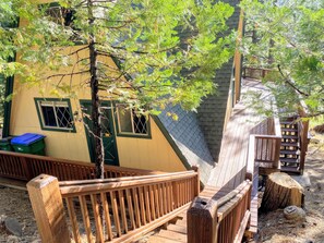 Property grounds - Private cabin in a small mountain town surrounded by pine trees. Snow getaway (Mi-Wuk Village)