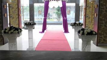 Entrada d'un hotel amb una catifa vermella que condueix a una cabana morada.