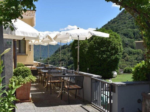 屋外ダイニングエリア