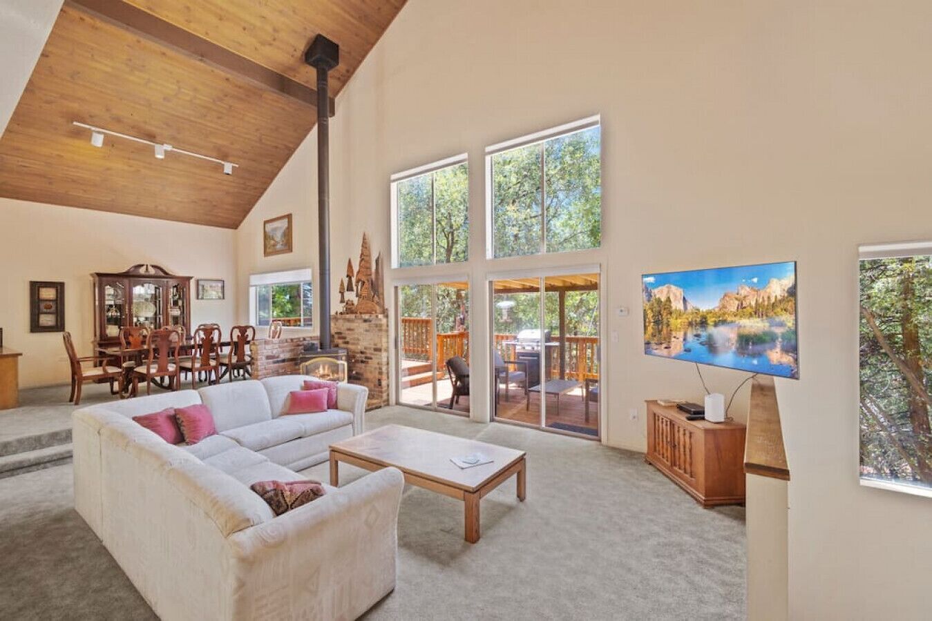 Televisión, chimenea y estéreo 