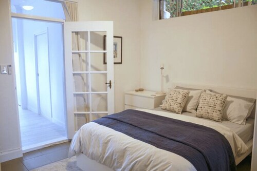 Coogee- COOG2 Dundas Street - Coastal Garden Apartment with Ocean Views Courtyard Near Coogee Beach