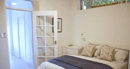 Coogee- COOG2 Dundas Street - Coastal Garden Apartment with Ocean Views Courtyard Near Coogee Beach