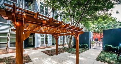 Cozy king bed suite w/ free parking , pool & gym