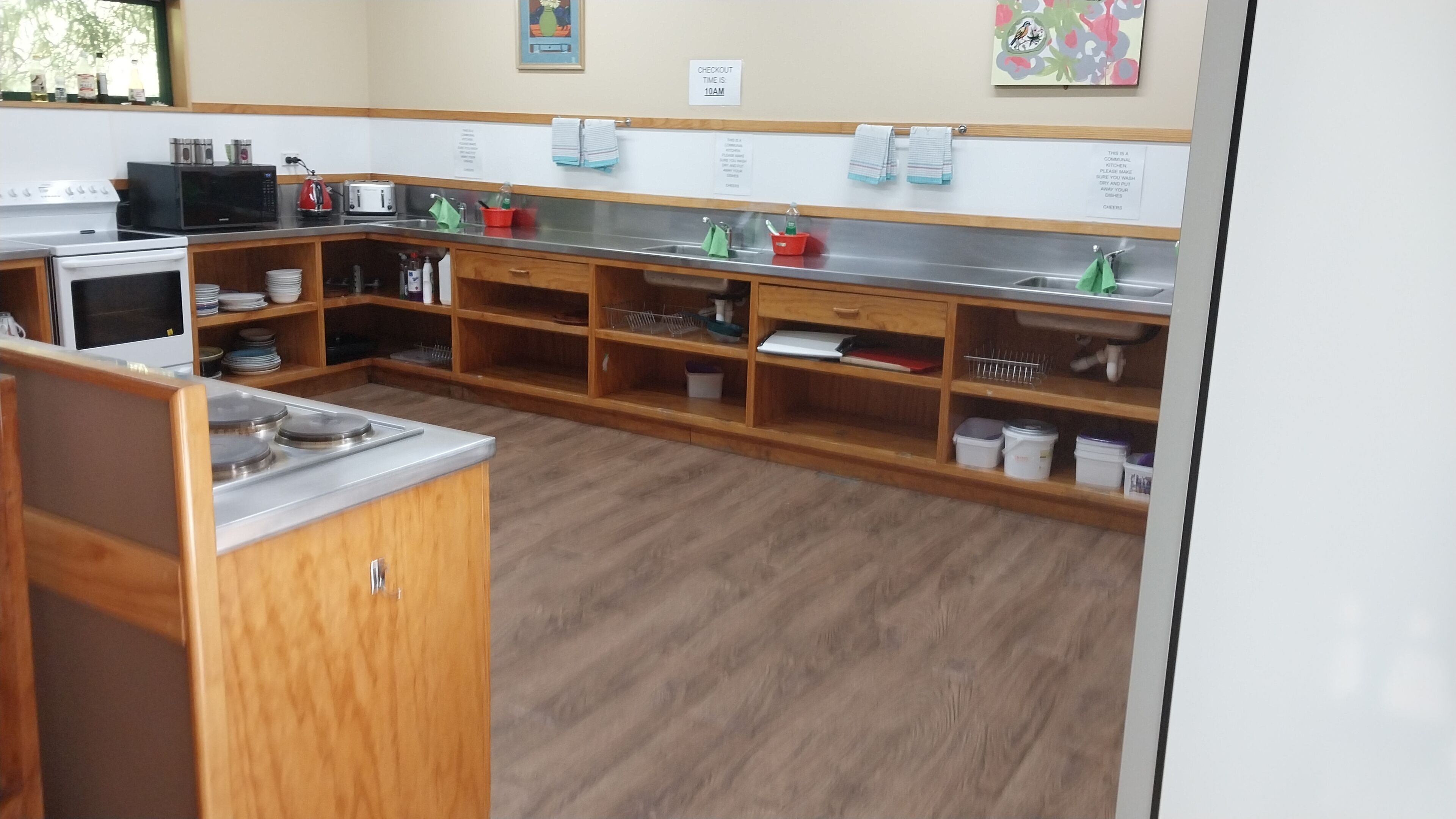 冷蔵庫、電子レンジ、オーブン、コンロ