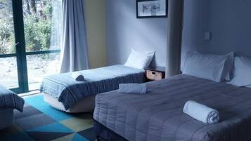 ห้องเบสิกสำหรับสี่ท่าน | Wi-Fi ฟรี, ผ้าปูที่นอน