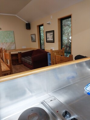 Fridge, microwave, oven, stovetop - Mountain House (Arthur's Pass National Park)