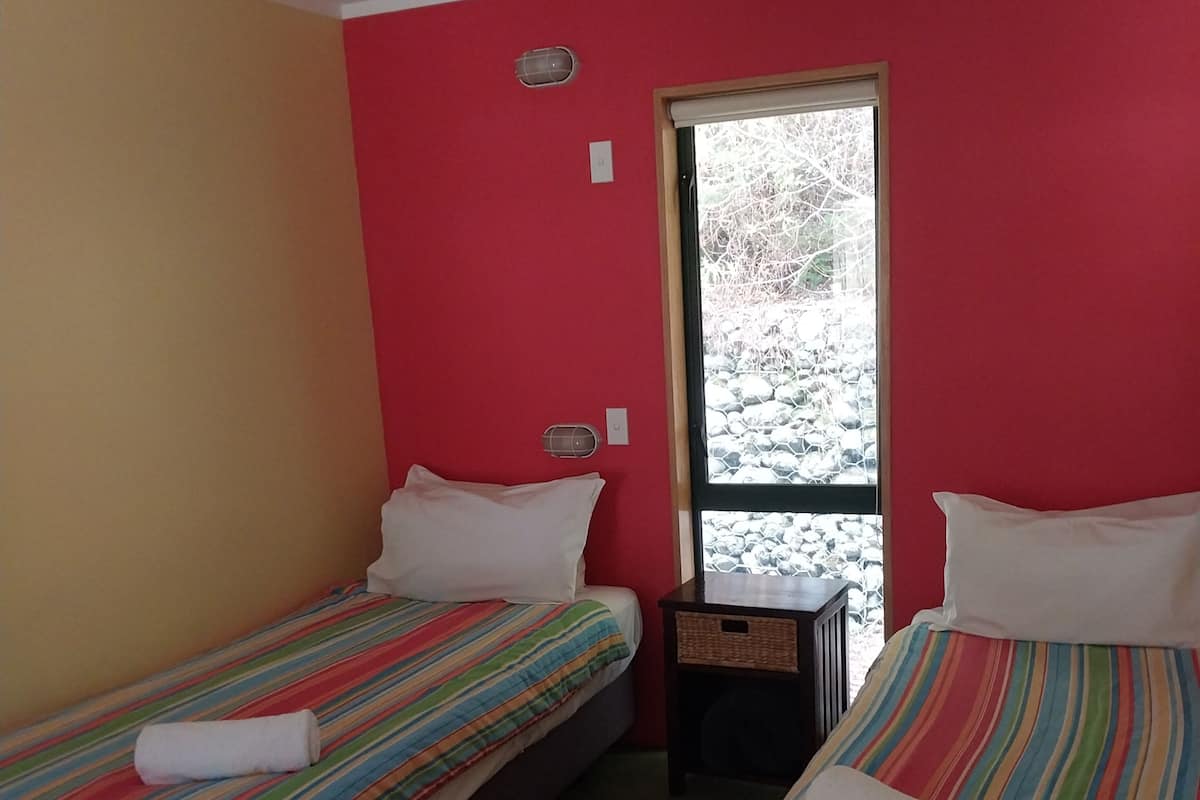Habitación básica con 2 camas individuales | Wifi gratis y ropa de cama