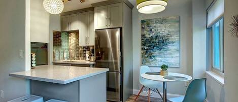 Réfrigérateur, micro-ondes, four, plaque de cuisson