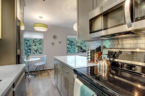 Refrigerador, microondas, horno y parrilla de estufa 