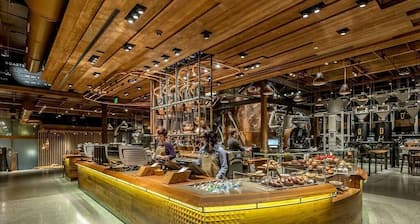 Modern Coastal Downtown, King bed, Work Desk, Kitchen