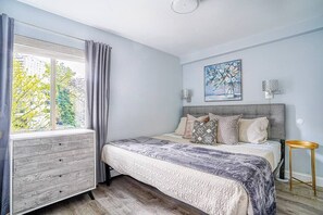 1 habitación, escritorio, tabla de planchar con plancha y cuna de viaje 