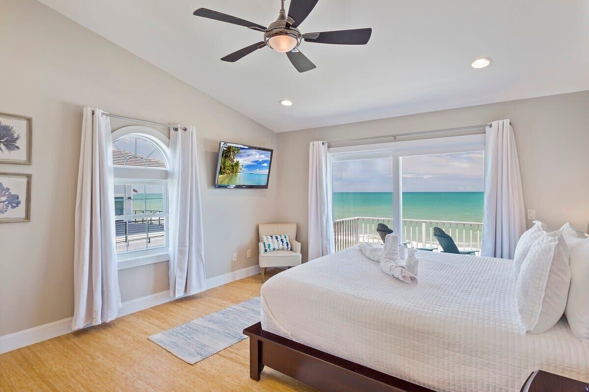 4 bedrooms, desk, iron/ironing board, travel cot