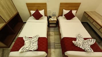 Deluxe Twin Room | Down duvets, individually decorated, individually furnished, desk